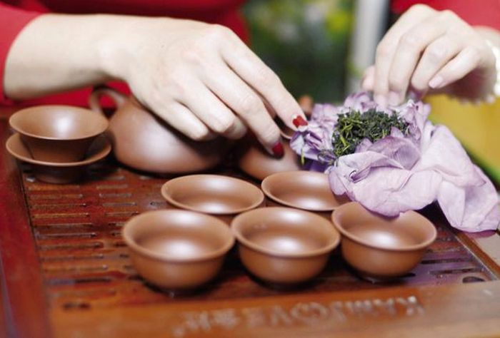 Cách pha trà ướp sen cũng khác so với các loại trà khác.