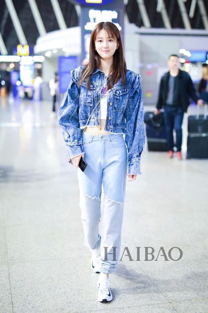 Kiều Hân lại mix áo phông lửng khoe eo thon cùng set đồ denim sành điệu giúp trung hòa giữa nét gợi cảm lẫn vẻ trẻ trung, năng động.