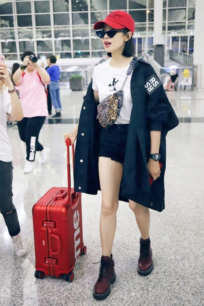 Tống Thiến lại chọn cách mix áo thun in cùng quần shorts, bốt đan dây hầm hố và áo khoác mỏng nhẹ đúng chất thể thao.