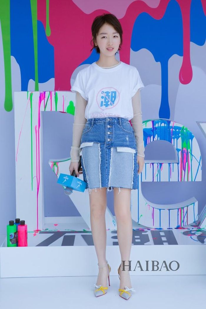 Châu Đông Vũ gây ấn tượng với áo thun xắn tay áo, váy denim thiết kế khá thú vị cùng giày cao gót xinh xắn, với điểm nhấn là chiếc áo dài tay nhưng xuyên thấu được cô mặc bên trong. Nếu không phải đi dự sự kiện, bạn có thể thay đôi giày cao gót bằng sneaker sẽ phù hợp hơn với set đồ.