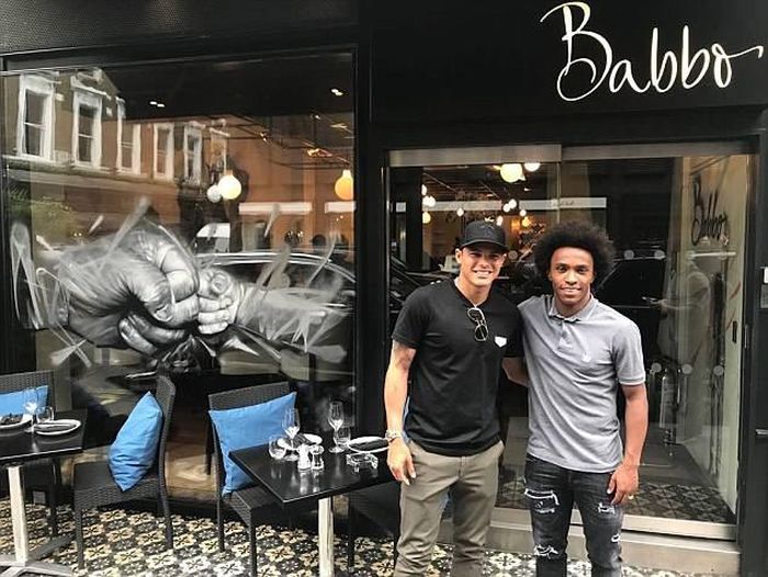 Tranh thủ ngày được phép "xả trại", trung vệ Thiago Silva đến quán ăn và chụp ảnh cùng chủ nhân của "Babbo", nhà hàng được thiết kế với phong cách khiến nhiều người phải tò mò.