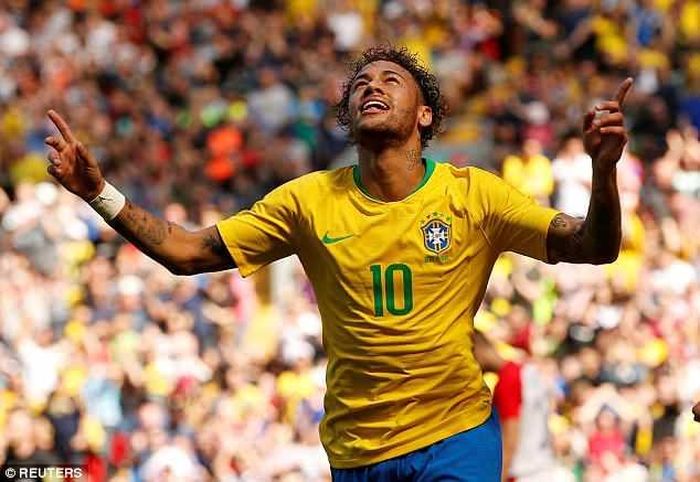 Trước đó 1 ngày, đội tuyển Brazil có trận giao hữu gặp Croatia trên sân Anfield của câu lạc bộ Liverpool, Neymar đánh dấu sự trở lại khi đóng góp 1 bàn rất đẹp vào chiến thắng 2-0 của "Selecao" trước Luka Modric và các đồng đội. 