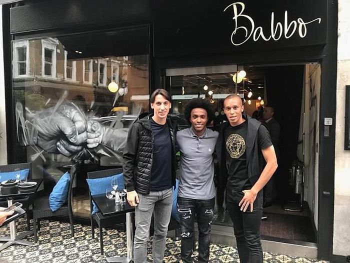 Pedro Geromel và Miranda (phải) chụp ảnh cùng ông chủ Willian.