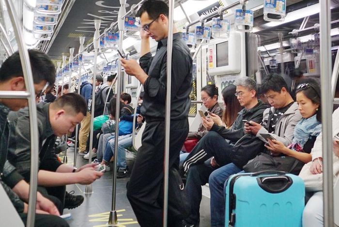 Smartphone và đồ chơi công nghệ trở thành vật bất ly thân của tất cả mọi người.