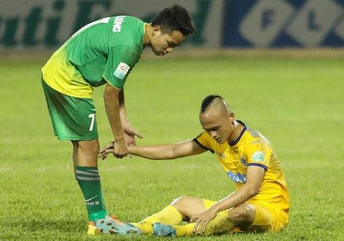 Quốc Phương (áo vàng) gia nhập CLB Sài Gòn. Ảnh: Minh Chiến.
