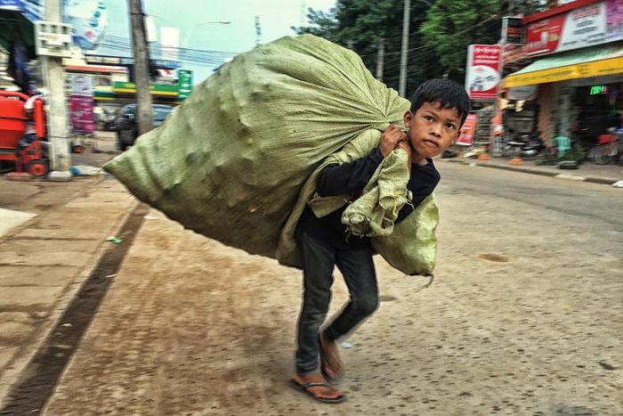 Cuộc sống mưu sinh nhọc nhằn mỗi ngày. Ảnh minh họa