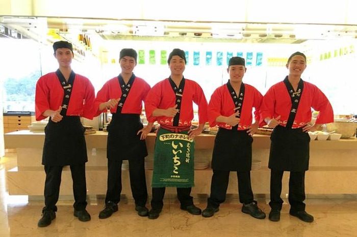 Nguyễn Đình Hùng đứng giữa và các cộng sự.