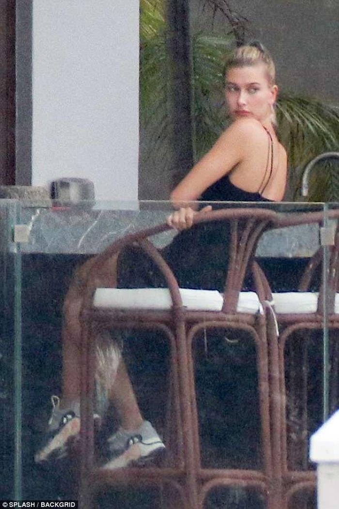 Khi không trang điểm đậm như trên sàn diễn, Hailey Baldwin trông rất xinh đẹp.
