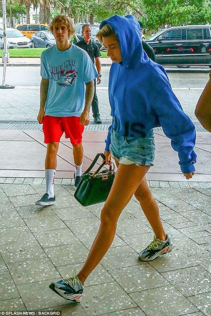 Cặp đôi ra ngoài ăn trưa cùng nhau. 