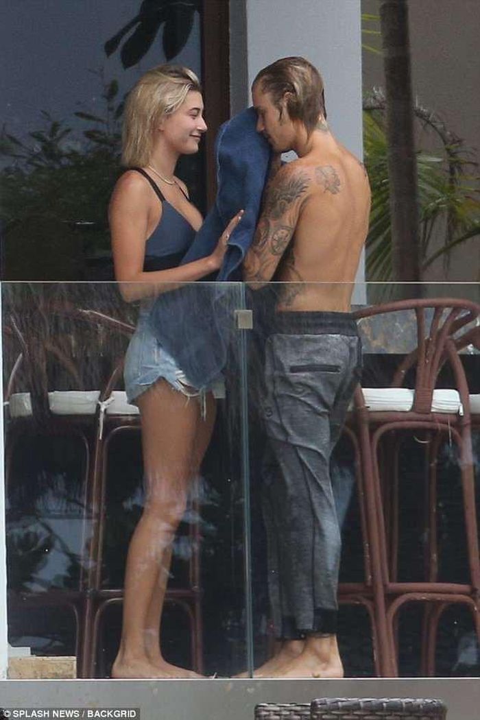 Các paparazzi chụp được cảnh nàng mẫu tóc vàng tình tứ bên bạn trai cũ Justin Bieber.