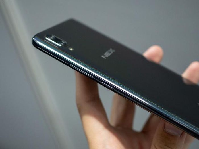 Vivo Nex có giá khởi điểm 700 USD cho bản 128 GB bộ nhớ và 780 USD cho bản 256 GB bộ nhớ. Máy có sẵn 2 tùy chọn về màu sắc: đen và đỏ.