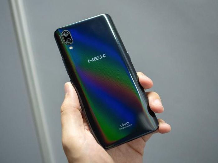 Về thông số kỹ thuật, Vivo Nex sử dụng vi sử lý Snapdragon 845, 8 GB RAM, bộ nhớ trong tùy chọn 128/256 GB, pin 4.000 mAh.