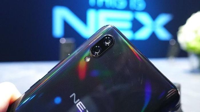 Vivo Nex được trang bị cụm camera kép bao gồm camera chính 12 MP, khẩu độ f/1.8 và camera telephoto 5 MP khẩu độ f/2.4 cho khả năng chụp hình xóa phông. Bên cạnh đó, máy cũng được tích hợp công nghệ lấy nét Dual Pixel cùng khả năng ổn định hình ảnh quang học và hàng loạt tính năng liên quan đến AI camera.