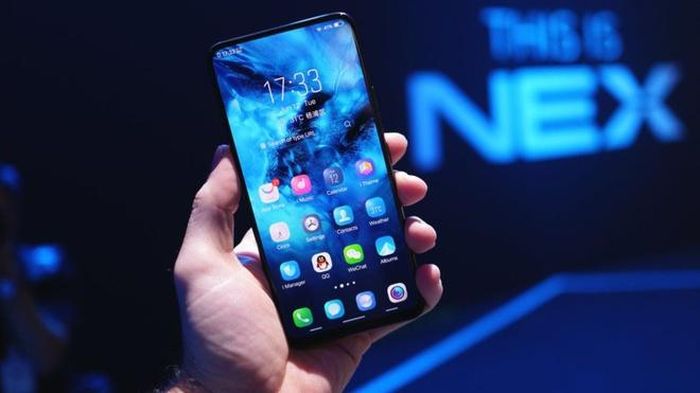 Điểm ấn tượng trên sản phẩm này là phần màn hình tràn viền không "tai thỏ" cho diện tích hiển thị đạt 91,24%. Máy có kích thước 6,59 inch, độ phân giải Full HD+, tỷ lệ 19,3:9.