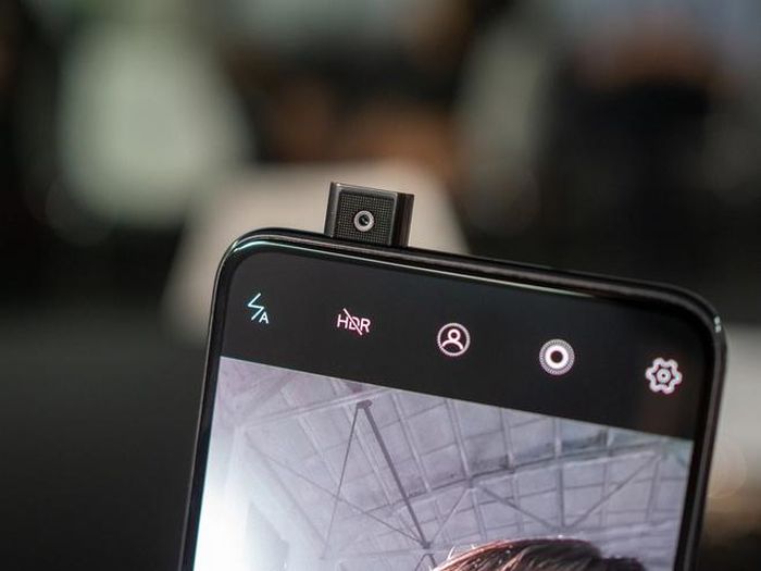 Camera trước có độ phân giải 8 MP được giấu trong thân máy và có thể bật lên khi sử dụng. Đây là cách mà Vivo sử dụng để có thể tạo ra một màn hình tràn viền không có "tai thỏ".