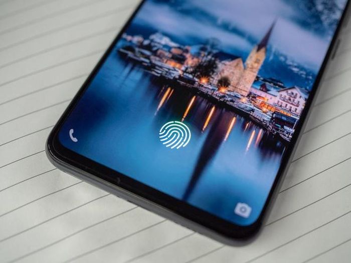 Giống như chiếc Vivo X21, thiết bị này cũng được tích hợp cảm biến vân tay dưới màn hình. Theo đó, Vivo Nex đã được tinh chỉnh lại giúp cho tỷ lệ nhận diện chính xác hơn 30% và tốc độ nhanh hơn 10%.