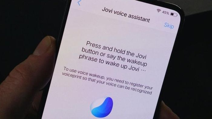 Máy chạy trên hệ điều hành Funtouch OS được lấy cảm hứng từ nền tảng iOS cùng với đó là trợ lý ảo Jovi. Tuy nhiên, khá đáng tiếc trợ lý ảo này hiện chỉ hỗ trợ tiếng Trung.