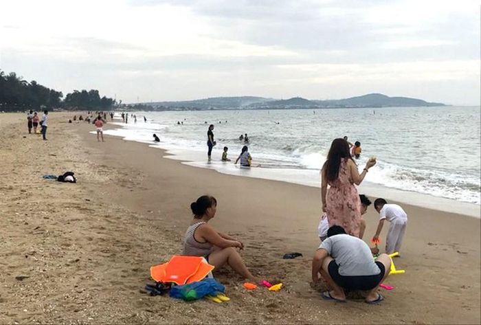 Người dân địa phương và khách du lịch tắm biển ở bãi Đồi Dương, TP. Phan Thiết.