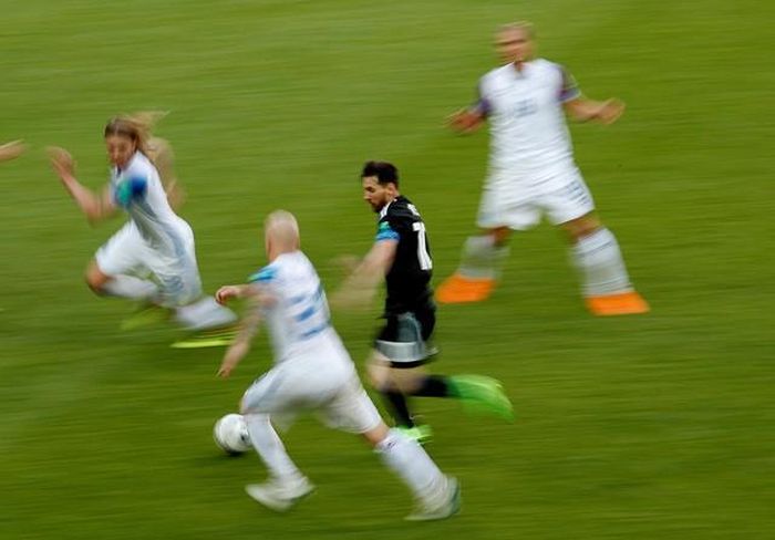 Luôn có 2-3 cầu thủ ập đến khi Messi có bóng. 