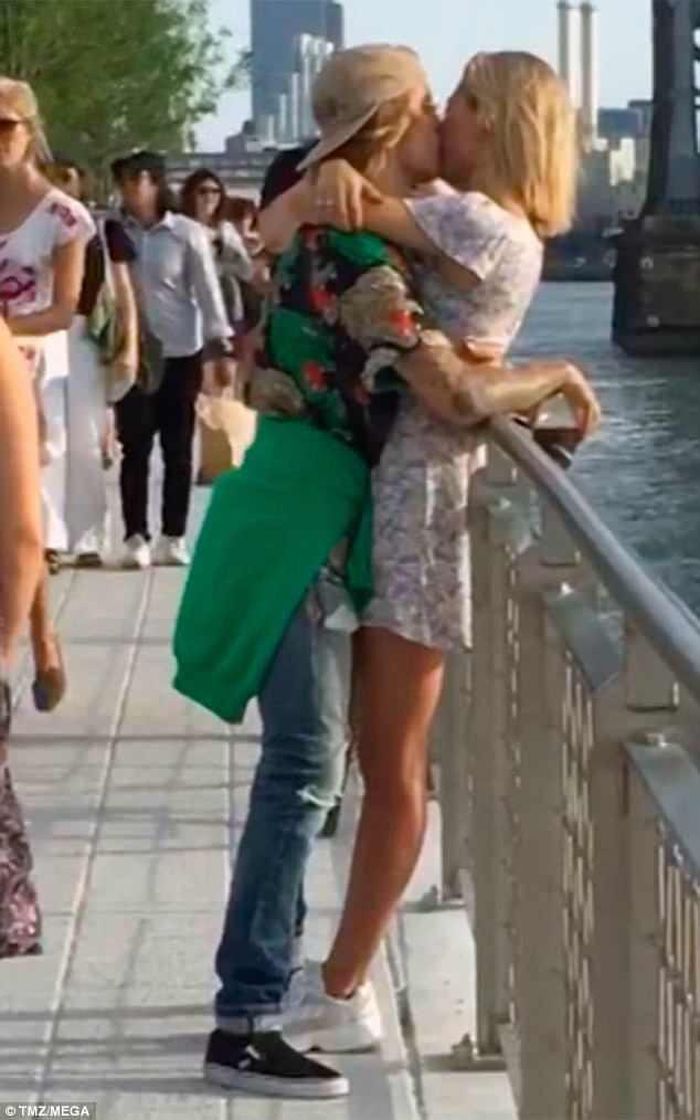 Justin và Hailey hôn nhau đắm đuối.