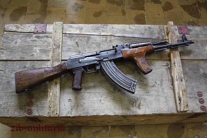 Từng đó lý do cũng đủ để khiến súng AK-47 không còn là lựa chọn tốt nhất của người lính trên chiến trường. Trong tương lai, khẩu AK-47 sẽ vẫn xuất hiện trong các cuộc xung đột với ưu thế là thứ vũ khí rẻ tiền, dễ kiếm và sát thương cao tuy nhiên, chắc chắn nó sẽ không còn có độ hiệu quả chết người như trong quá khứ. Nguồn ảnh: Pinterest.
