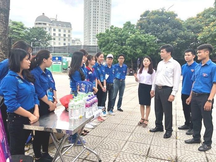 Địa điểm "Tiếp sức mùa thi" với nước uống và bánh miễn phí cho thí sinh và người nhà. Ảnh: VGP/Phương Liên
