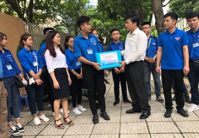 Đại diện Bộ GD&ĐT tặng quà khích lệ các bạn sinh viên tình nguyện. Ảnh: VGP/Phương Liên