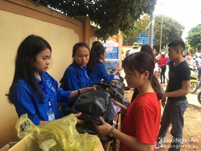 Điểm trông giữ đồ miễn phí cho thí sinh. Ảnh: Minh Thái