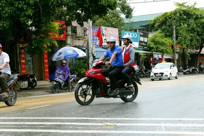 Những chuyến xe ôm miễn phí phục vụ thí sinh. Ảnh: Đình Tuân