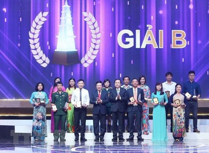 Ông Phạm Bình Minh, Ủy viên Bộ Chính trị, Phó Thủ tướng, Bộ trưởng Bộ Ngoại giao và ông Trần Thanh Mẫn, Bí thư Trung ương Đảng, Chủ tịch Ủy ban Trung ương Mặt trận Tổ quốc Việt Nam trao giải B cho các tác giả. (Ảnh: Doãn Tấn/TTXVN)