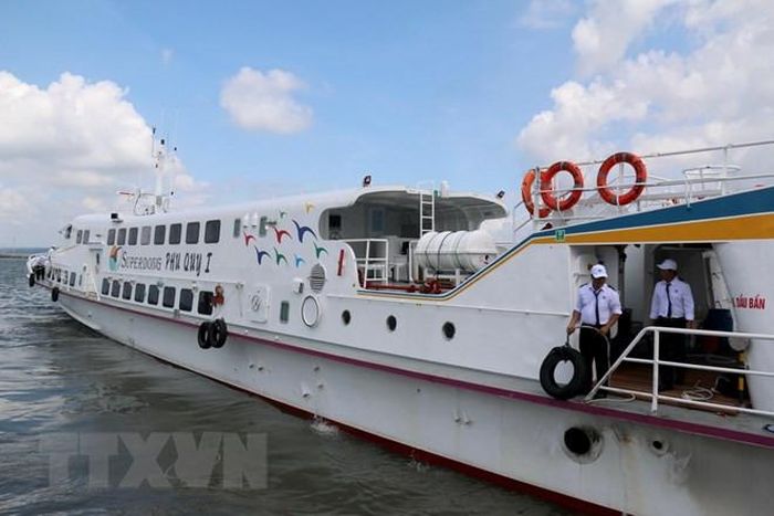 Tàu Superdong Phú Quý 1 khởi hành tuyến Phan Thiết-Phú Quý vào sáng 21/6. (Ảnh: Hồng Hiếu/TTXVN)