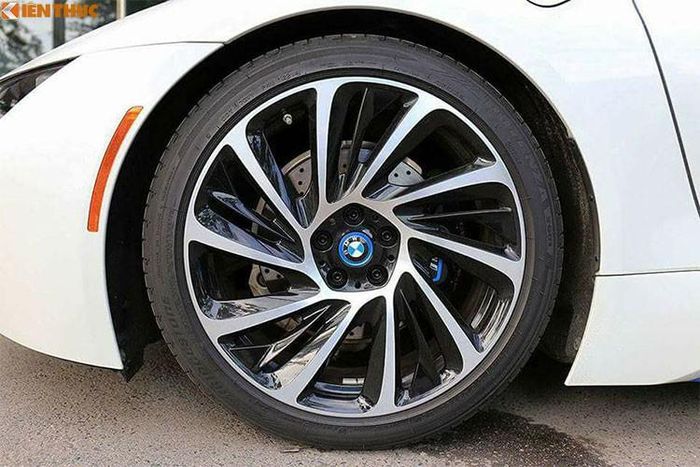 Các chi tiết ngoại thất khác của xe cũng ấn tượng không kém như bánh mâm đa chấu 20 inch với thông số lốp 215/45, đèn xi-nhan LED và camera 360 tích hợp trong 2 gương chiếu hậu. Phía đuôi xe với thiết kế khí động học, đèn hậu được sử dụng công nghệ LED với thiết kế phá cách...