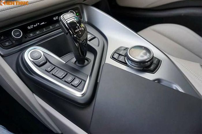 Các vị trí ghế điều chỉnh giúp người lái và hành khách thoải mái trên hành trình dài. Cần số của xe thiết kế sang trọng đặt ngay ở bệ trung tâm. Xe được trang bị động cơ 1.3l tăng áp 3 xi-lanh tăng áp 231 mã lực nằm giữa, cùng với mô-tơ điện 131 mã lực ở bánh trước.