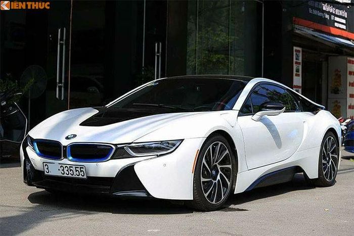 BMW i8 từng gây được ấn tượng mạnh với giới chơi xe Việt Nam cũng như quốc tế khi sở hữu thiết kế áp dụng công nghệ chế tạo module với vật liệu sợi carbon cường lực, thép và kính cường lực Gorilla Class, bên cạnh đó là tích hợp hệ thống động cơ Hybrid tiên tiến và đèn pha Laser "đỉnh".