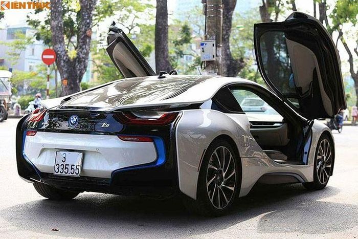 Chỉ sau thời điểm ra mắt thị trường toàn cầu, BMW i8 liên tục được nhập về Việt Nam, tính đến thời điểm hiện tại thì mẫu xe này phải có tới hàng chục chiếc trải dài từ Bắc vào Nam. Điểm ấn tượng trên chiếc BMW i8 là nó có cấu trúc được thiết kế tương tự một số siêu xe hàng đầu Thế giới như LaFerrari hay McLaren P1...