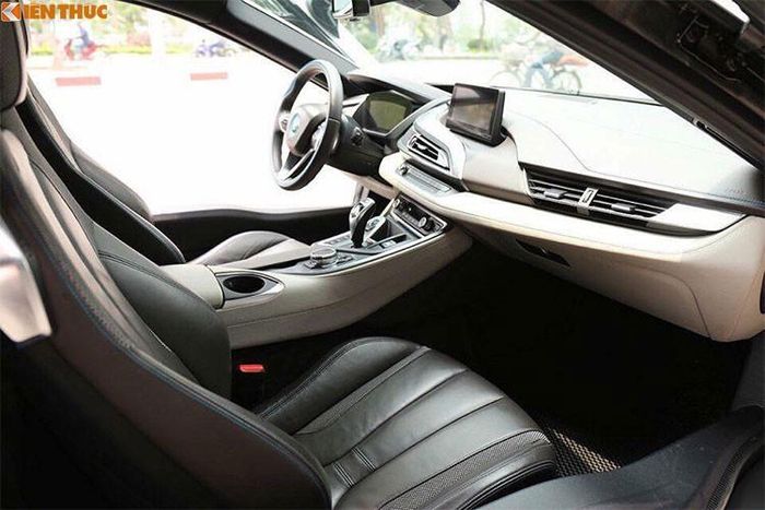Các trang bị khác bao gồm; hệ thống theo dõi áp suất lốp, kiểm soát các van động cơ, ghế điều chỉnh điện và ghế trước có sưởi. Các cảm biến đỗ xe phía trước và sau hiển thị hình ảnh thông qua màn hình 8,8 inch. Các vị trí ghế điều chỉnh giúp người lái và hành khách thoải mái trên hành trình dài.