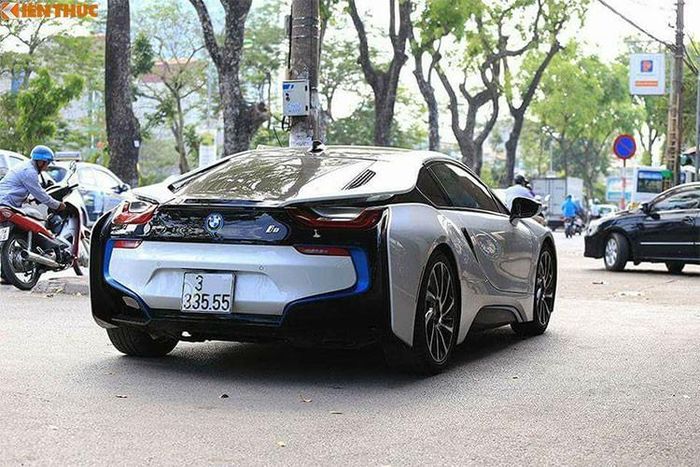 Tổng công suất của mẫu siêu xe BMW i8 theo công bố lên tới 362 mã lực và 570 mô-men xoắn Nm. Hai khối động cơ trên xe có thể giúp cho i8 tăng tốc từ 4,4 giây để đạt 100 km/h trước khi đạt tới tốc độ tối đa 250 km/h.