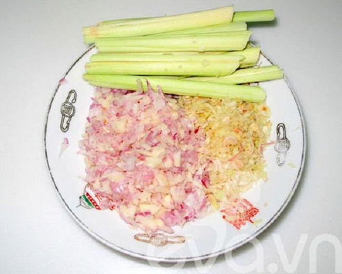Bằm nhỏ các nguyên liệu để riêng ra đĩa