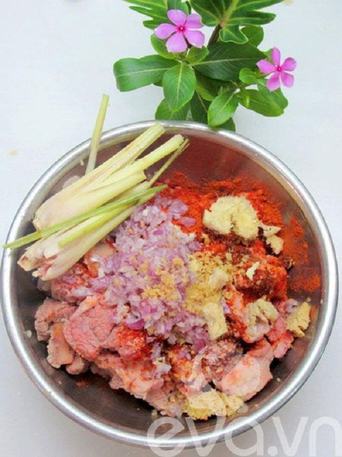 Ướp thị bò với các gia vị cho ngấm