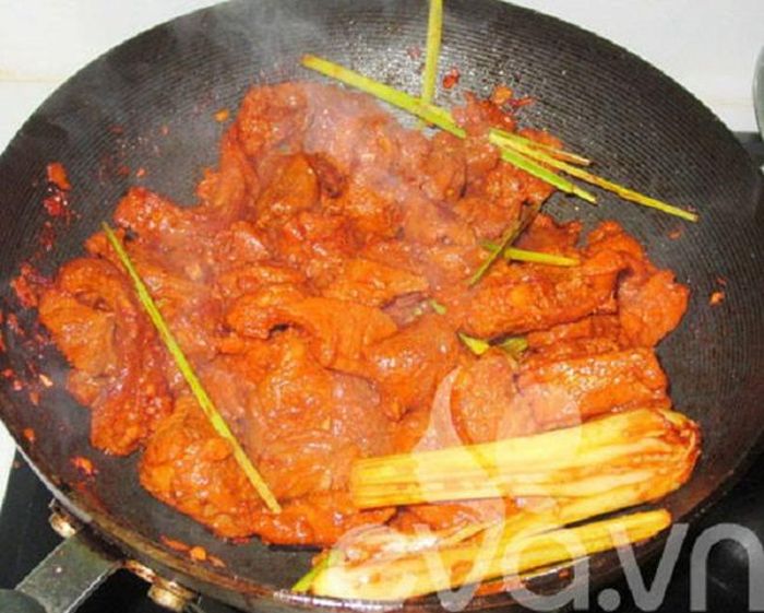 Xào thịt bò trên lửa to cho săn lại