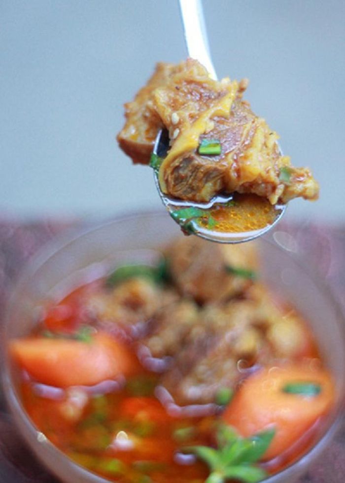 Bò kho ăn với cơm nóng, bún hoặc bánh mì đều rất thích hợp