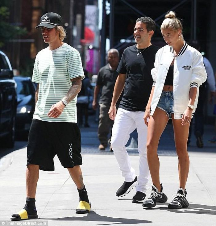 Kể từ khi nối lại tình cảm và công khai đính hôn, cặp đôi Justin - Hailey không rời nhau nửa bước.