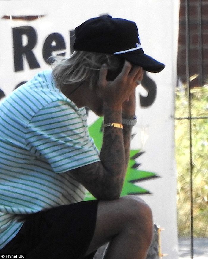 Không hiểu vì lý do gì mà Justin Bieber ôm mặt căng thẳng khi ngồi một mình trên phố.