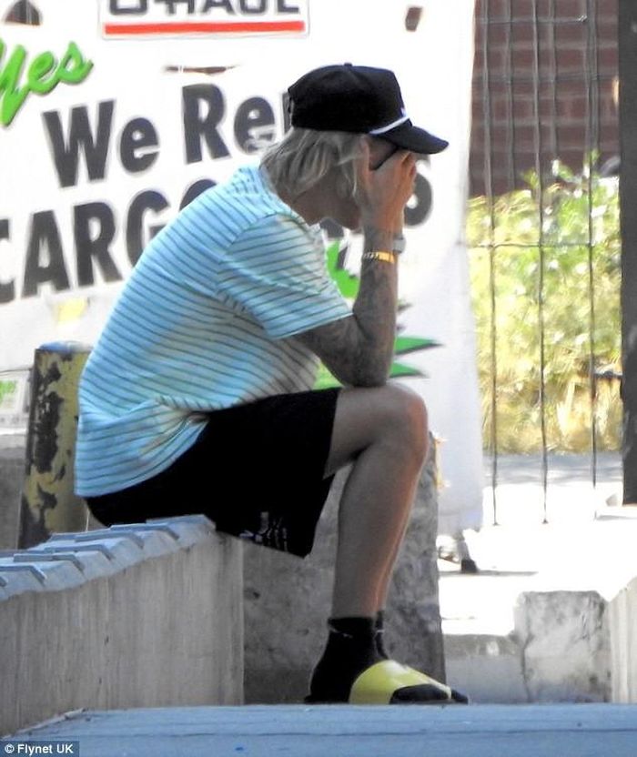 Chốc chốc Justin Bieber lại căng thẳng ôm mặt, tỏ rõ sự stress kể từ sau khi cầu hôn nàng mẫu Hailey Baldwin cách đây ít ngày.