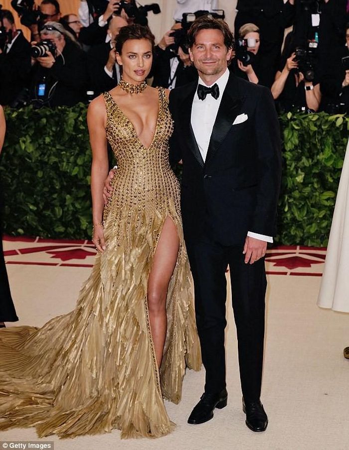 Người đẹp nóng bỏng hiện có 1 con gái Lea De Seine với tài tử Bradley Cooper.