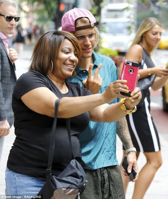 Justin Bieber vui vẻ chụp hình cùng người hâm mộ.