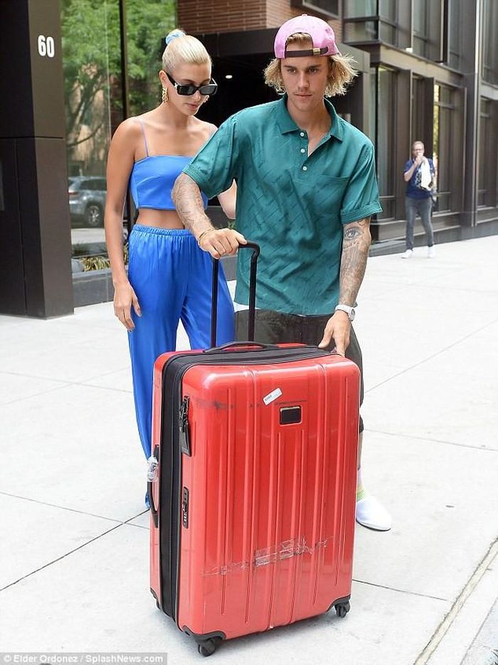 Hôm qua, nam ca sĩ 24 tuổi giúp hôn thê Hailey Baldwin đẩy vali trên đường phố New York.