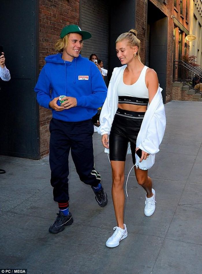 Justin Bieber - Hailey Baldwin quấn quýt không rời trong thời gian qua.