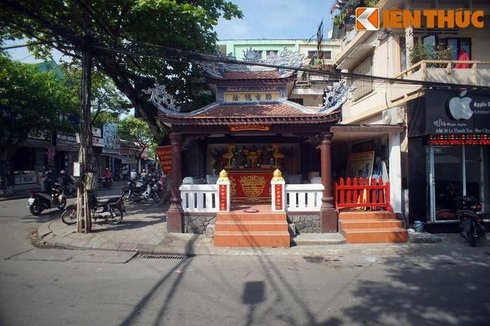 Ngược dòng lịch sử, vào năm 1884, thực dân Pháp đã chiếm trọn hai miền Nam Bắc. Sang năm 1885, Kinh thành Huế lâm nguy khi quân Pháp đồn trú tại đây ra lệnh cho sĩ phu và dân chúng tuân phục hoàn toàn chính thể bảo hộ.