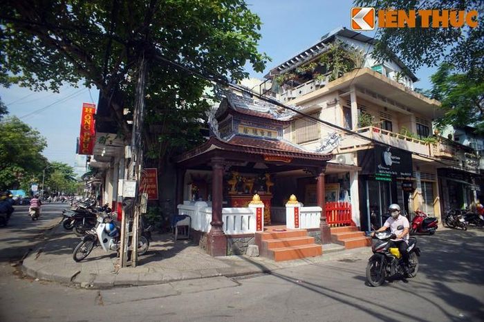 Ngôi miếu này là nơi thờ hàng ngàn người đã chết trong biến cố “Thất thủ Kinh đô” vào đêm ngày 22 rạng ngày 23 tháng 5 năm Ất Dậu, tức ngày 5/7/1885.